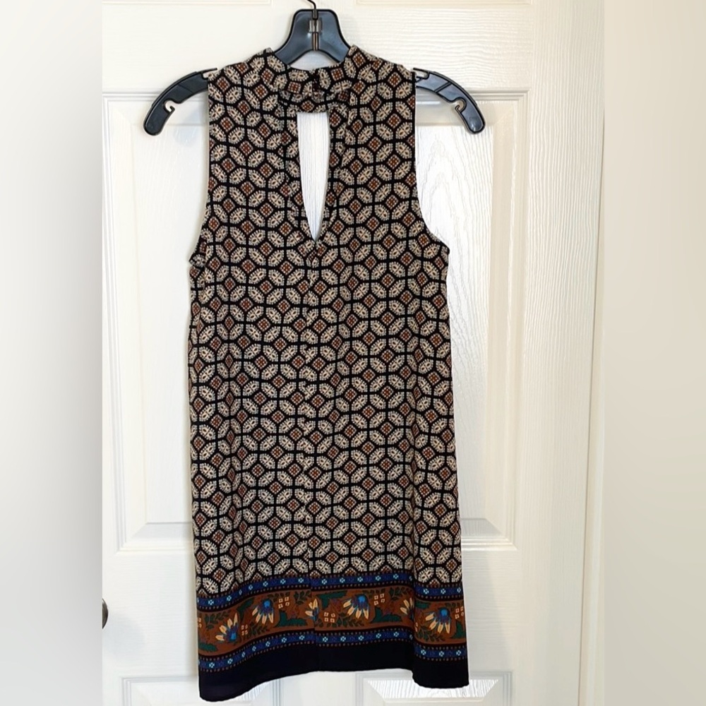 Soprano Geometric Pattern Keyhole Mini Dress - Picture 5 of 6